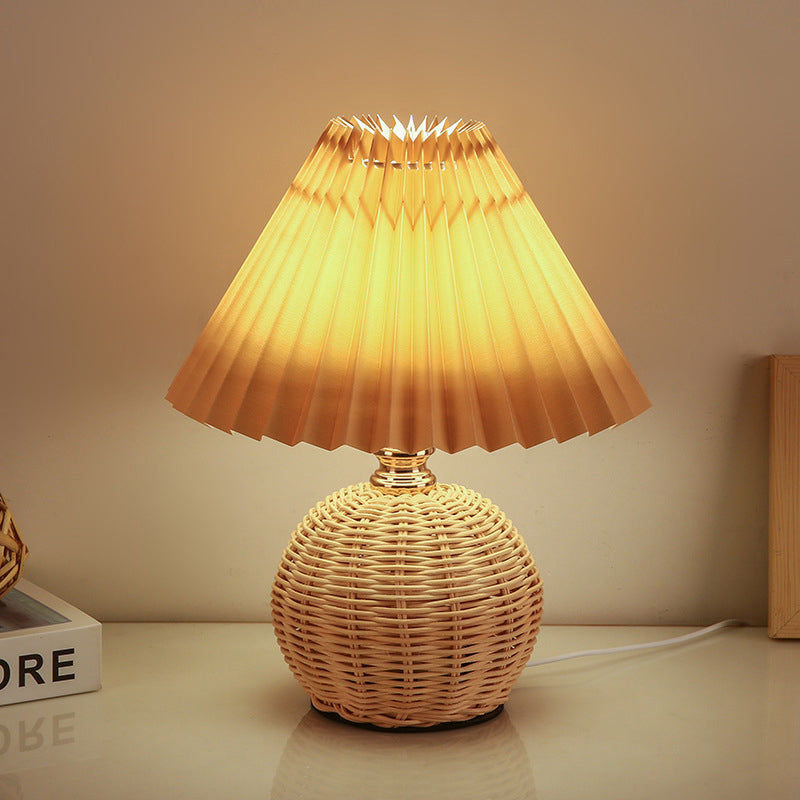 Frendorf | RattaLume Nordic LED Tischlampe | Geflochtenes Rattan & Faltstoffschirm | Stimmungslicht | Deko fürs Schlafzimmer