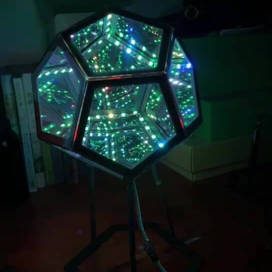 Frendorf | Novahedron LED Tischlampe | Unendliche Dodekaeder-Optik | Stimmungslicht | Kunstvolle Dekoration