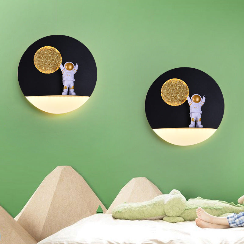 Zeitgenössische kreative Eisenharz runde Astronaut LED Wandleuchte Lampe für Schlafzimmer