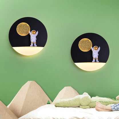 Zeitgenössische kreative Eisenharz runde Astronaut LED Wandleuchte Lampe für Schlafzimmer