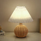 Frendorf | RattaLume Nordic LED Tischlampe | Geflochtenes Rattan & Faltstoffschirm | Stimmungslicht | Deko fürs Schlafzimmer