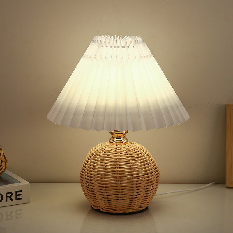 Frendorf | RattaLume Nordic LED Tischlampe | Geflochtenes Rattan & Faltstoffschirm | Stimmungslicht | Deko fürs Schlafzimmer
