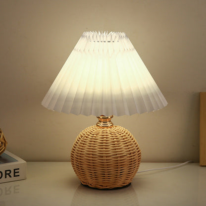 Frendorf | RattaLume Nordic LED Tischlampe | Geflochtenes Rattan & Faltstoffschirm | Stimmungslicht | Deko fürs Schlafzimmer