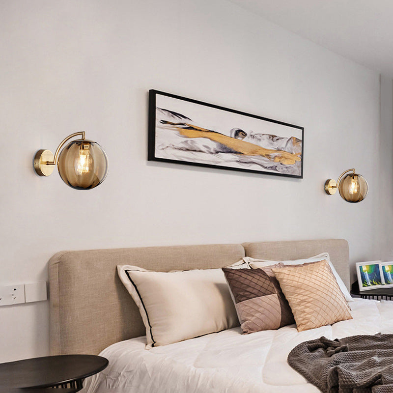 Zeitgenössische skandinavische runde Kugel Eisen Glas 1-Licht Wandlampe für Wohnzimmer