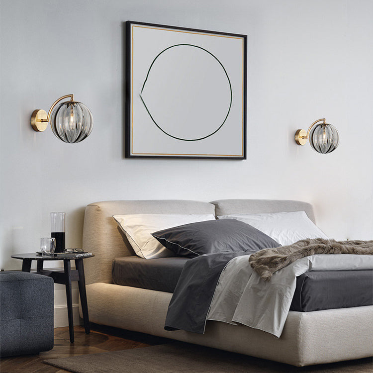 Zeitgenössische skandinavische runde Kugel Eisen Glas 1-Licht Wandlampe für Wohnzimmer
