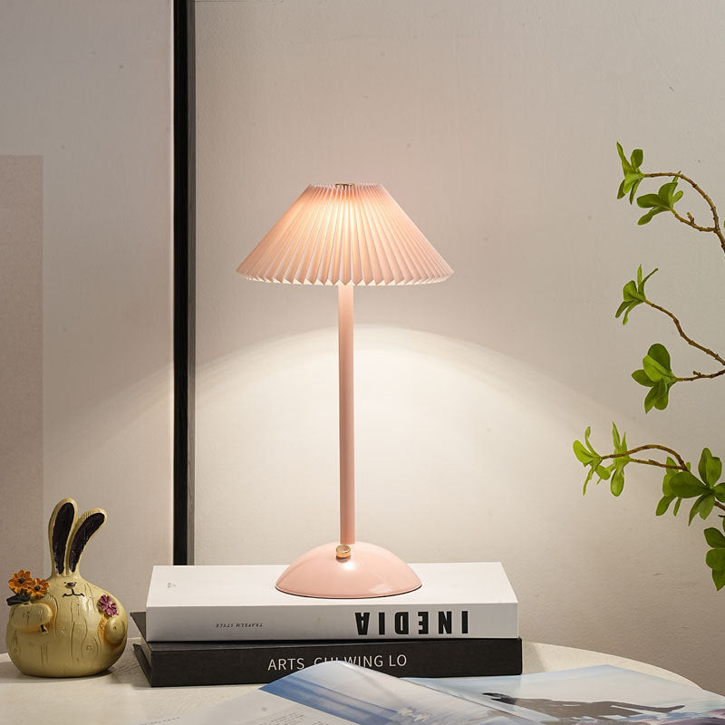Frendorf | GlowVibe Skandi LED Tischlampe | Wiederaufladbar | Stoffschirm mit Falten | Kabellos | Stimmungslicht | Nachttischlampe