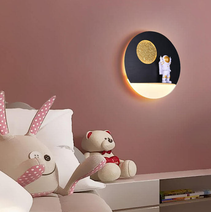 Zeitgenössische kreative Eisenharz runde Astronaut LED Wandleuchte Lampe für Schlafzimmer