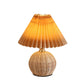 Frendorf | RattaLume Nordic LED Tischlampe | Geflochtenes Rattan & Faltstoffschirm | Stimmungslicht | Deko fürs Schlafzimmer