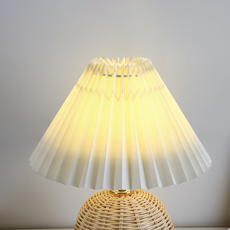 Frendorf | RattaLume Nordic LED Tischlampe | Geflochtenes Rattan & Faltstoffschirm | Stimmungslicht | Deko fürs Schlafzimmer