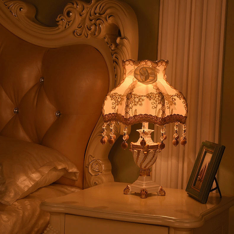 Frendorf | LaceLux Europäische Tischlampe | Stoff & Spitze | Elegante Harzfuß-Leuchte | Dekoration & Beleuchtung