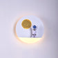 Zeitgenössische kreative Eisenharz runde Astronaut LED Wandleuchte Lampe für Schlafzimmer