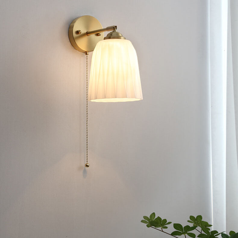 Frendorf | ScandiLume Nordic Wandleuchte mit Zugschalter | Milchglas & Messing Design | Strahlendes Stimmungslicht für Ihr Zuhause