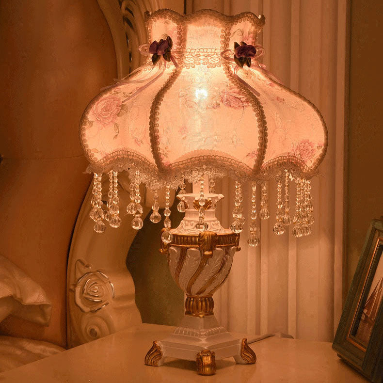 Frendorf | LaceLux Europäische Tischlampe | Stoff & Spitze | Elegante Harzfuß-Leuchte | Dekoration & Beleuchtung