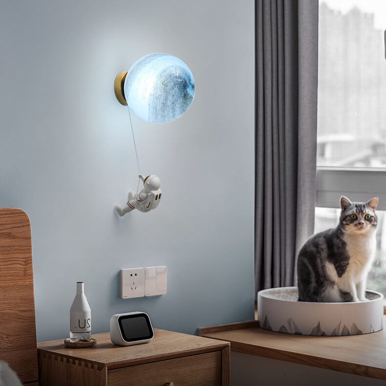 Frendorf | AstroLuxe Kreatives Astronaut Wandlampe | Eisen- und Harzdesign | Einzigartige Beleuchtung für Schlafzimmer | Stimmungslicht