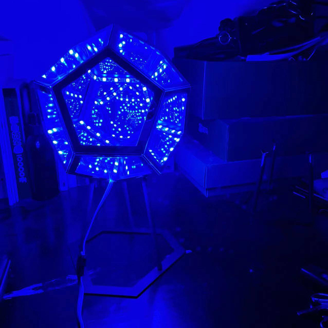 Frendorf | Novahedron LED Tischlampe | Unendliche Dodekaeder-Optik | Stimmungslicht | Kunstvolle Dekoration