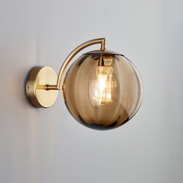 Zeitgenössische skandinavische runde Kugel Eisen Glas 1-Licht Wandlampe für Wohnzimmer