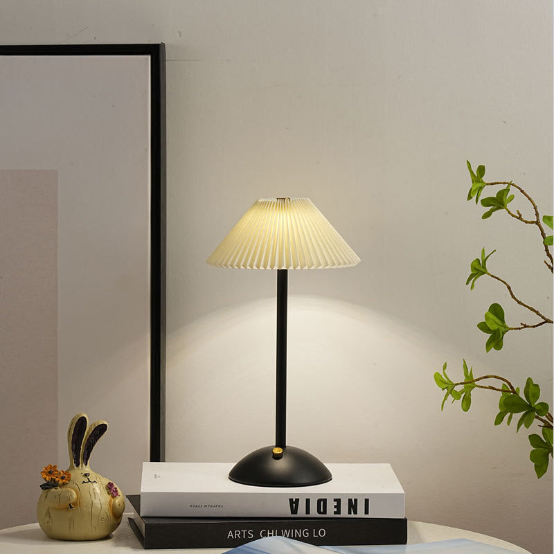 Frendorf | GlowVibe Skandi LED Tischlampe | Wiederaufladbar | Stoffschirm mit Falten | Kabellos | Stimmungslicht | Nachttischlampe