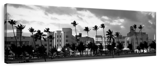 Frendorf | Gebäude bei Dämmerung beleuchtet in Ocean Drive Wandkunst