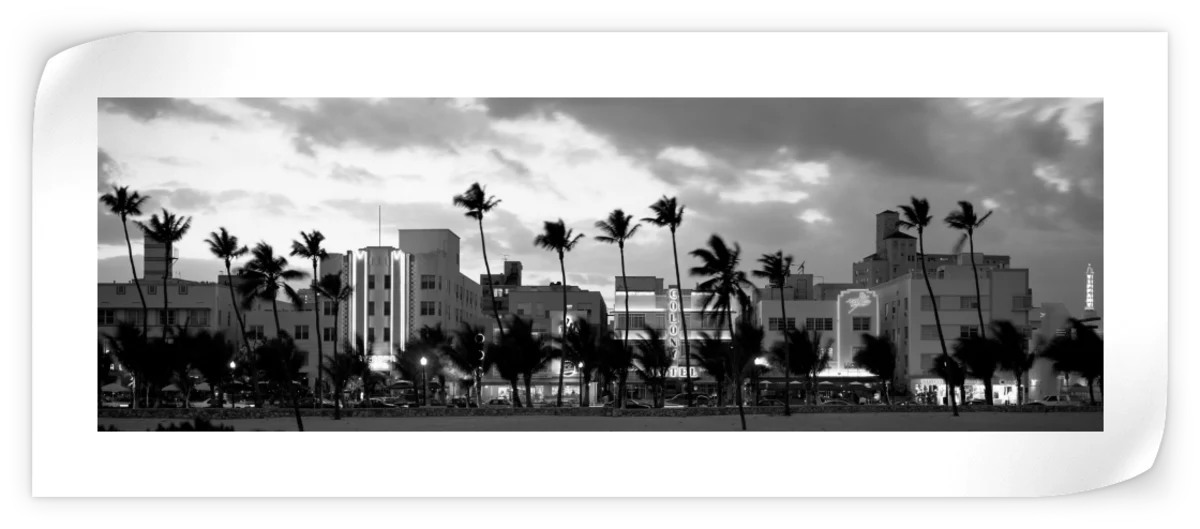 Frendorf | Gebäude bei Dämmerung beleuchtet in Ocean Drive Wandkunst