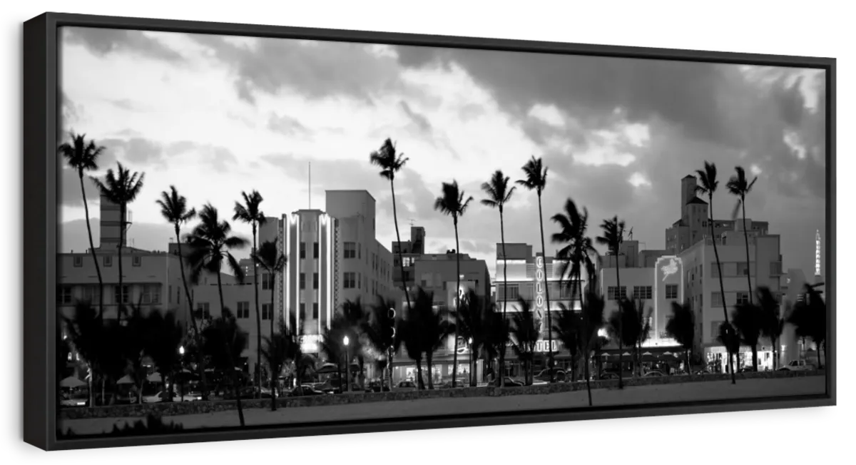 Frendorf | Gebäude bei Dämmerung beleuchtet in Ocean Drive Wandkunst