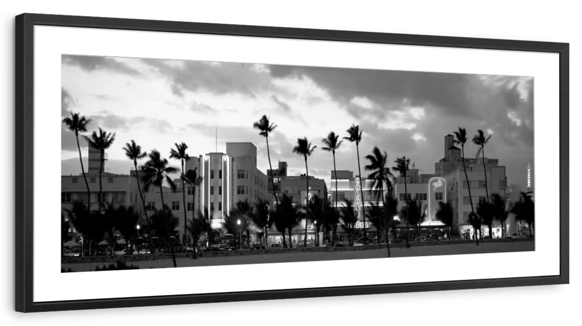 Frendorf | Gebäude bei Dämmerung beleuchtet in Ocean Drive Wandkunst