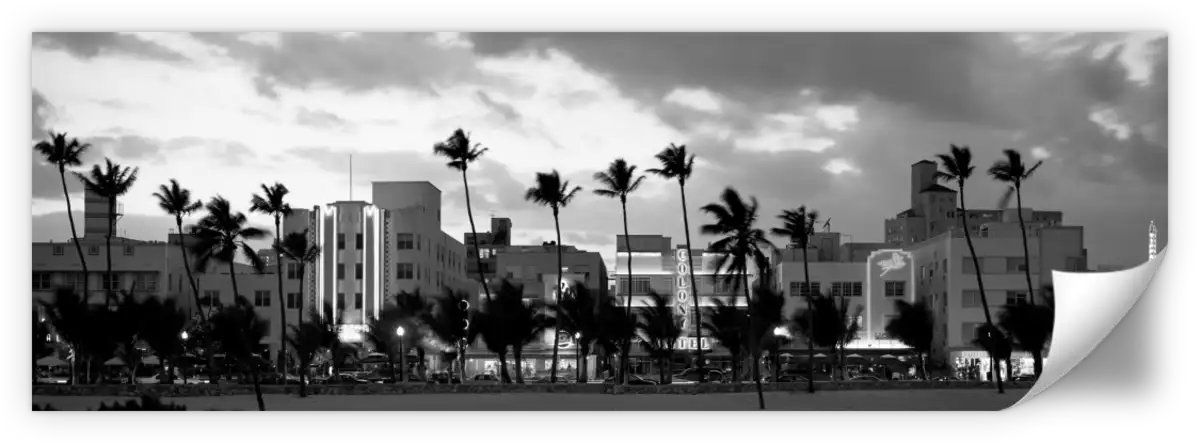 Frendorf | Gebäude bei Dämmerung beleuchtet in Ocean Drive Wandkunst