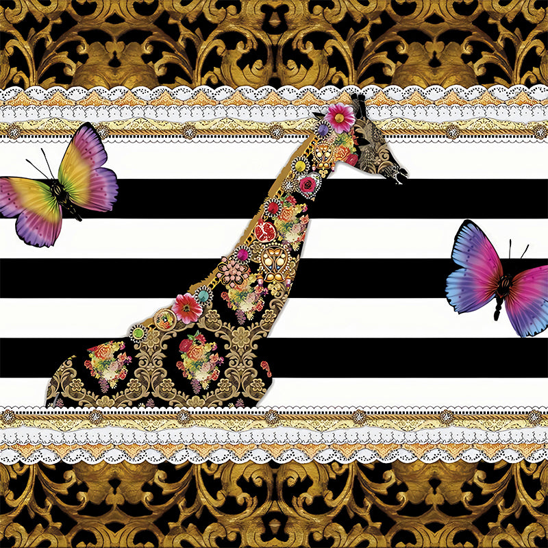 Frendorf | Große Illustration Fantasy Wandtapete für Akzentwand mit Giraffe und Schmetterling Muster in Braun