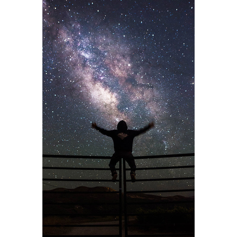 Frendorf | Dekorative Galaxy und Mann Wandtapete aus Vliesstoff Zeitgenössische Wandkunst für das Gästezimmer