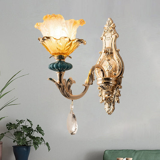 Frendorf | 1 Licht Wandverlichting met Bloemenkap Amber Kristal Traditionele Nachtkastlamp Wandmontage in Goud