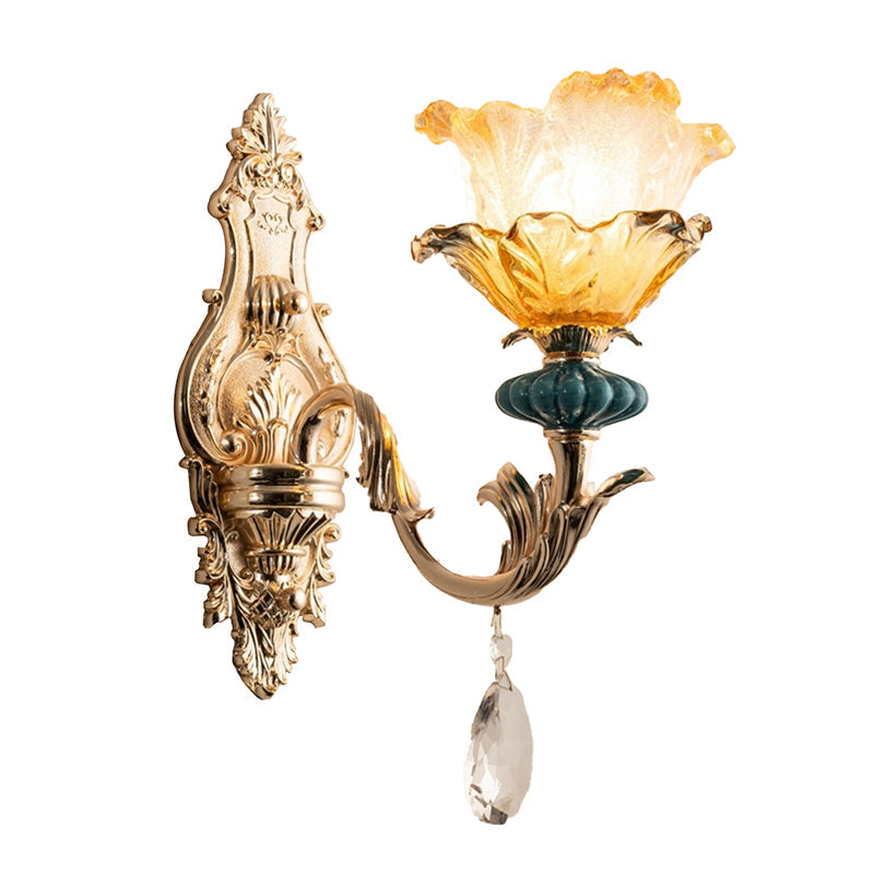 Frendorf | 1 Licht Wandverlichting met Bloemenkap Amber Kristal Traditionele Nachtkastlamp Wandmontage in Goud