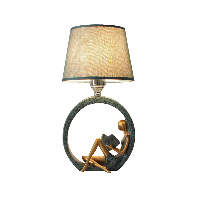 Moderne Mädchen Lesen Harz Nachtlampe 1-Licht Tisch Stehlampe mit konischem Stoffschirm in Blau