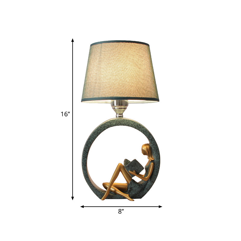Moderne Mädchen Lesen Harz Nachtlampe 1-Licht Tisch Stehlampe mit konischem Stoffschirm in Blau