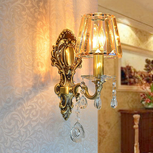 Frendorf | 1-Licht Kerzenwandlamp Traditionelle Messing Metall Wandbeleuchtung mit konischer klarer Kristallshade