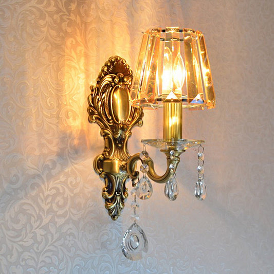 Frendorf | 1-Licht Kerzenwandlamp Traditionelle Messing Metall Wandbeleuchtung mit konischer klarer Kristallshade