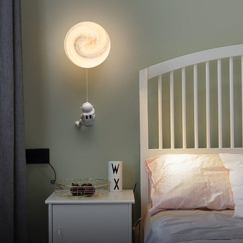 Frendorf | AstroLuxe Kreatives Astronaut Wandlampe | Eisen- und Harzdesign | Einzigartige Beleuchtung für Schlafzimmer | Stimmungslicht