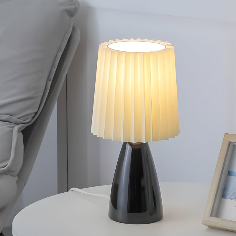 Frendorf | LumiElegance – Moderne Tischlampe mit plissiertem Stoffschirm