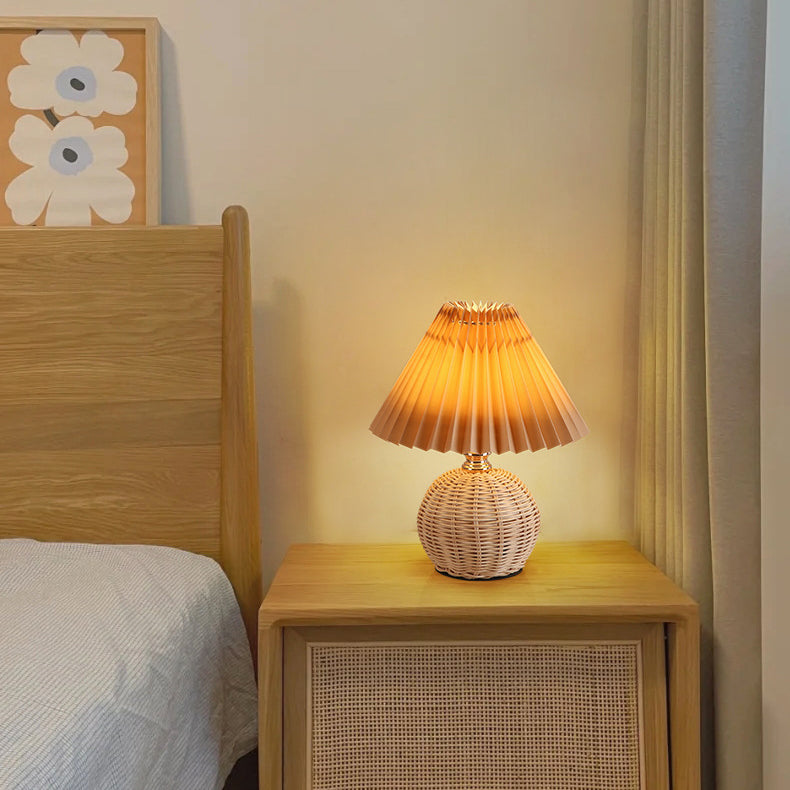 Frendorf | RattaLume Nordic LED Tischlampe | Geflochtenes Rattan & Faltstoffschirm | Stimmungslicht | Deko fürs Schlafzimmer