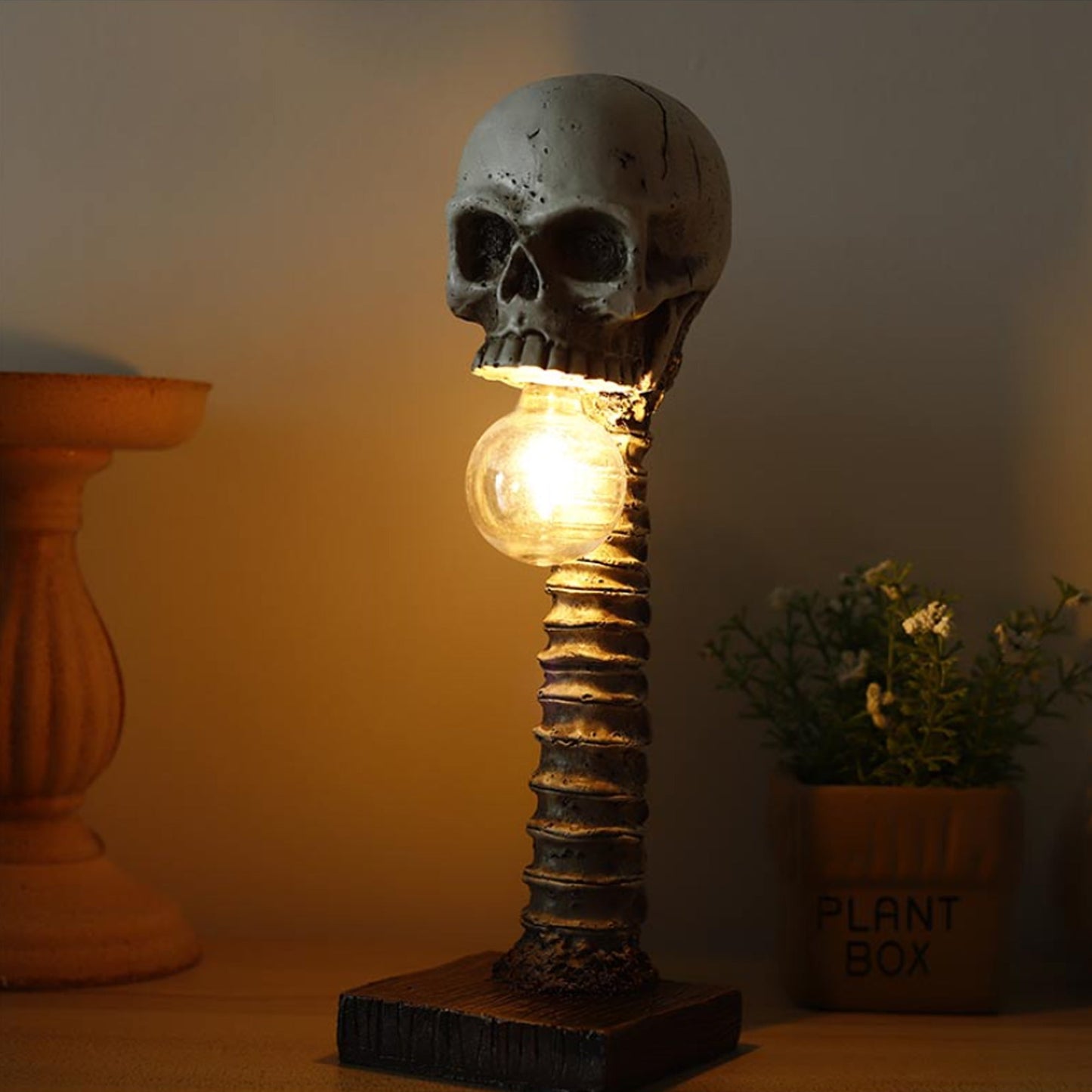 Horror-Skelett mit Wirbelsäulenlampe