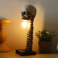 Horror-Skelett mit Wirbelsäulenlampe