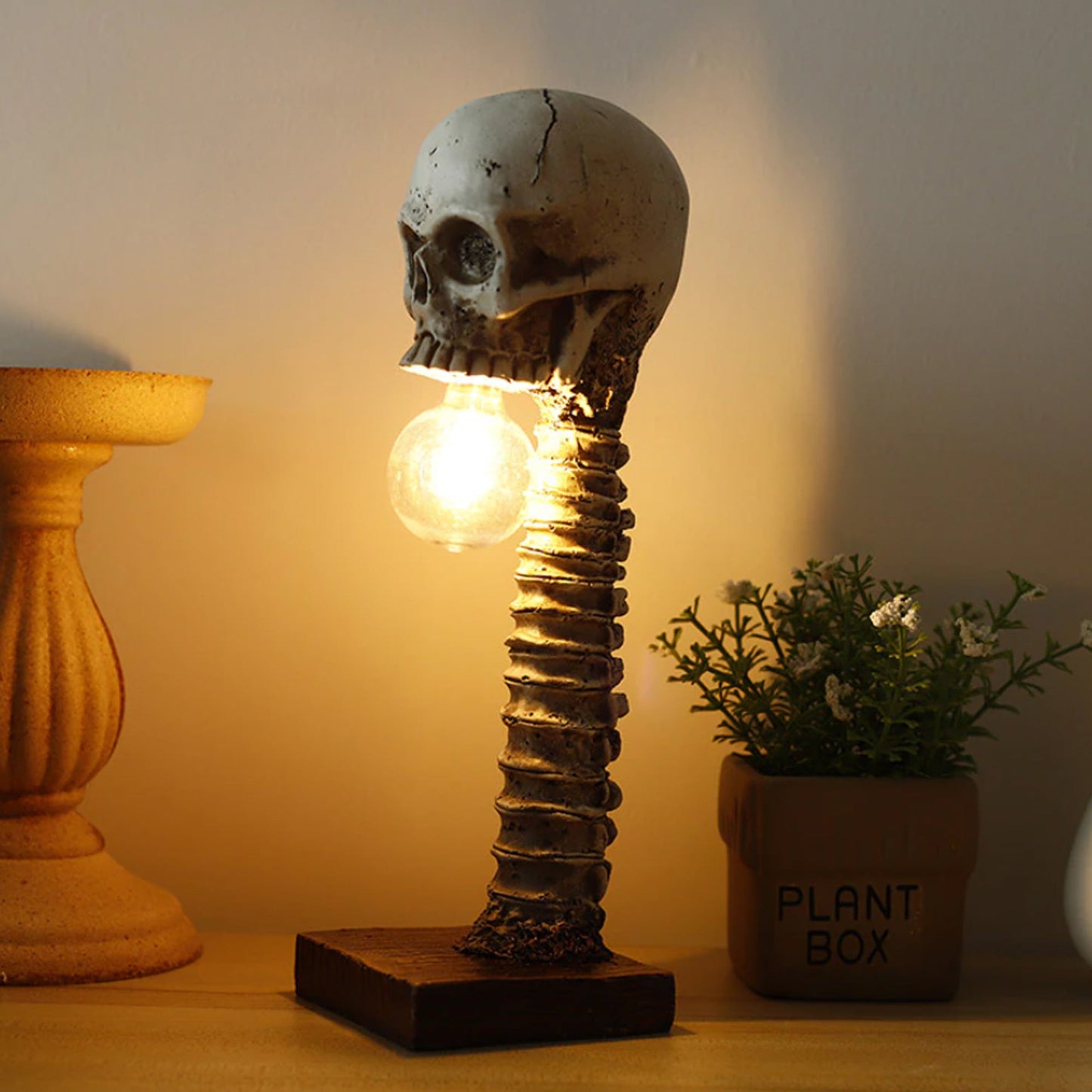 Horror-Skelett mit Wirbelsäulenlampe