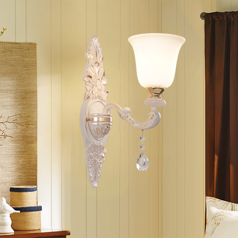 Frendorf | 1 Glühbirne Wandbeleuchtung mit aufwärts gerichteter Glockenschirm Weißglas Traditionelle Innenwandlampe Fixture