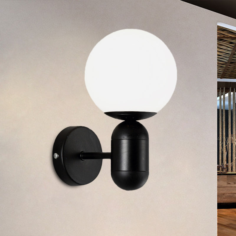 Weiße Globusschirm-Wandleuchte mit Kapselgehäuse Moderne Metall- und Glas-Wandleuchte für Besprechungsräume