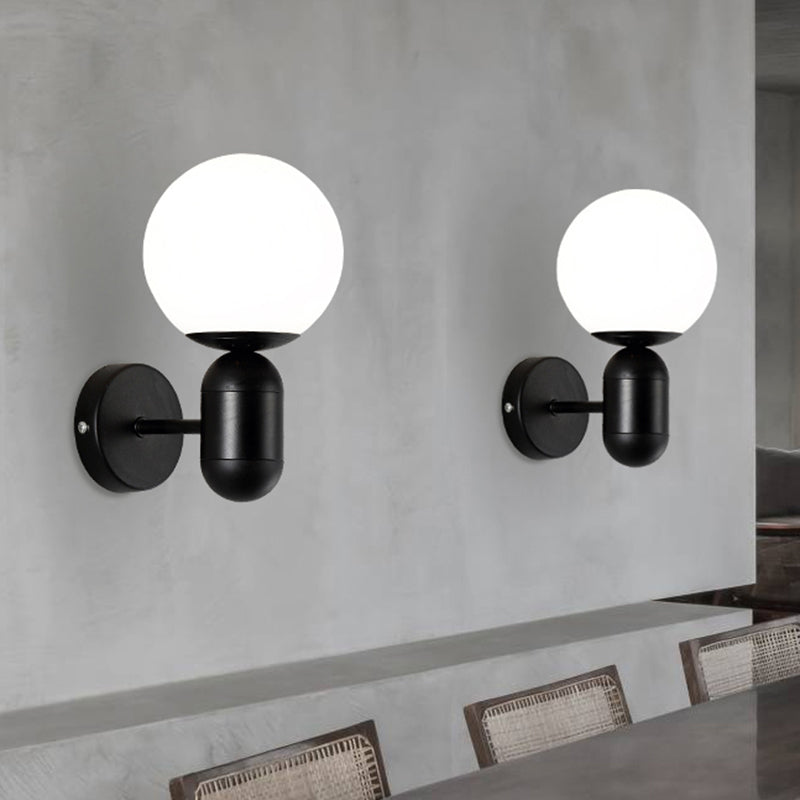 Weiße Globusschirm-Wandleuchte mit Kapselgehäuse Moderne Metall- und Glas-Wandleuchte für Besprechungsräume
