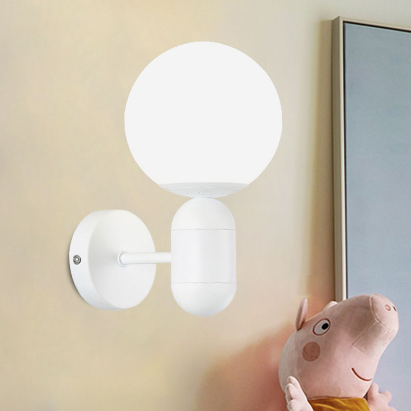 Weiße Globusschirm-Wandleuchte mit Kapselgehäuse Moderne Metall- und Glas-Wandleuchte für Besprechungsräume