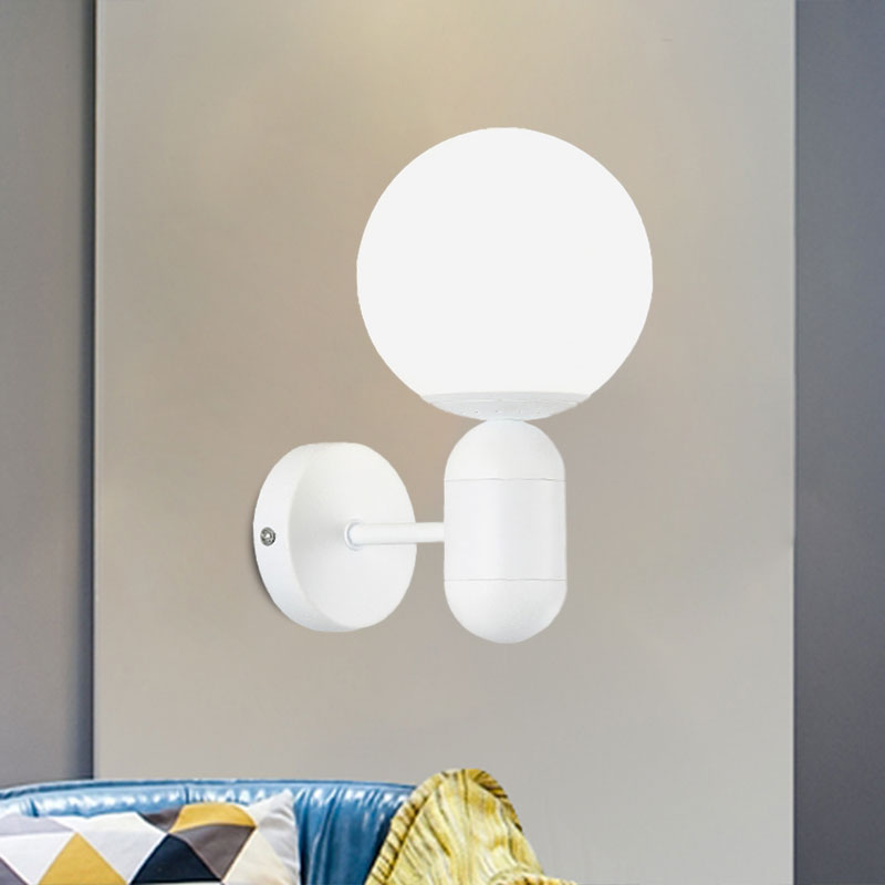 Weiße Globusschirm-Wandleuchte mit Kapselgehäuse Moderne Metall- und Glas-Wandleuchte für Besprechungsräume