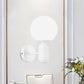 Weiße Globusschirm-Wandleuchte mit Kapselgehäuse Moderne Metall- und Glas-Wandleuchte für Besprechungsräume