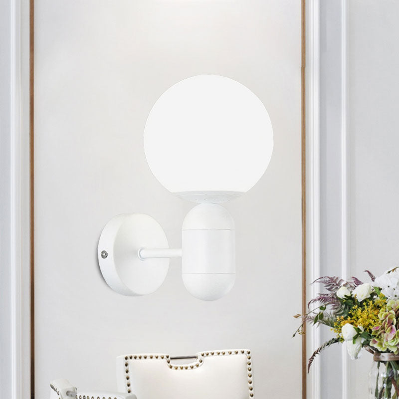 Weiße Globusschirm-Wandleuchte mit Kapselgehäuse Moderne Metall- und Glas-Wandleuchte für Besprechungsräume