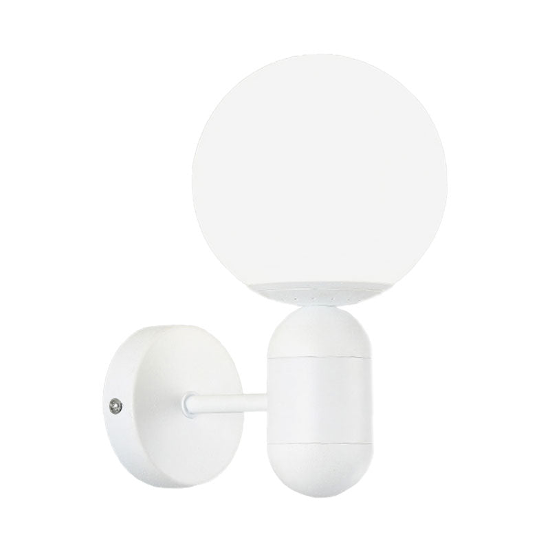 Weiße Globusschirm-Wandleuchte mit Kapselgehäuse Moderne Metall- und Glas-Wandleuchte für Besprechungsräume