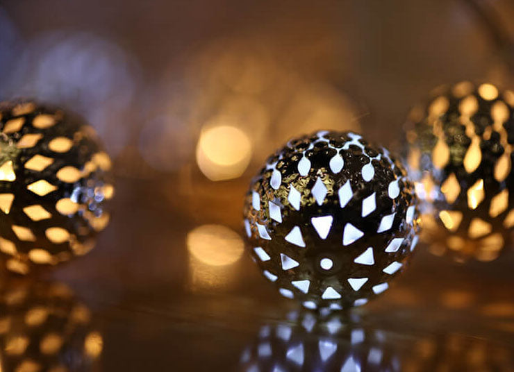 Solar-Lichterkette Marokkanische Kugel Bunte LED Weihnachtslichter Eisenkugeln Dekoration Außen Lichterkette