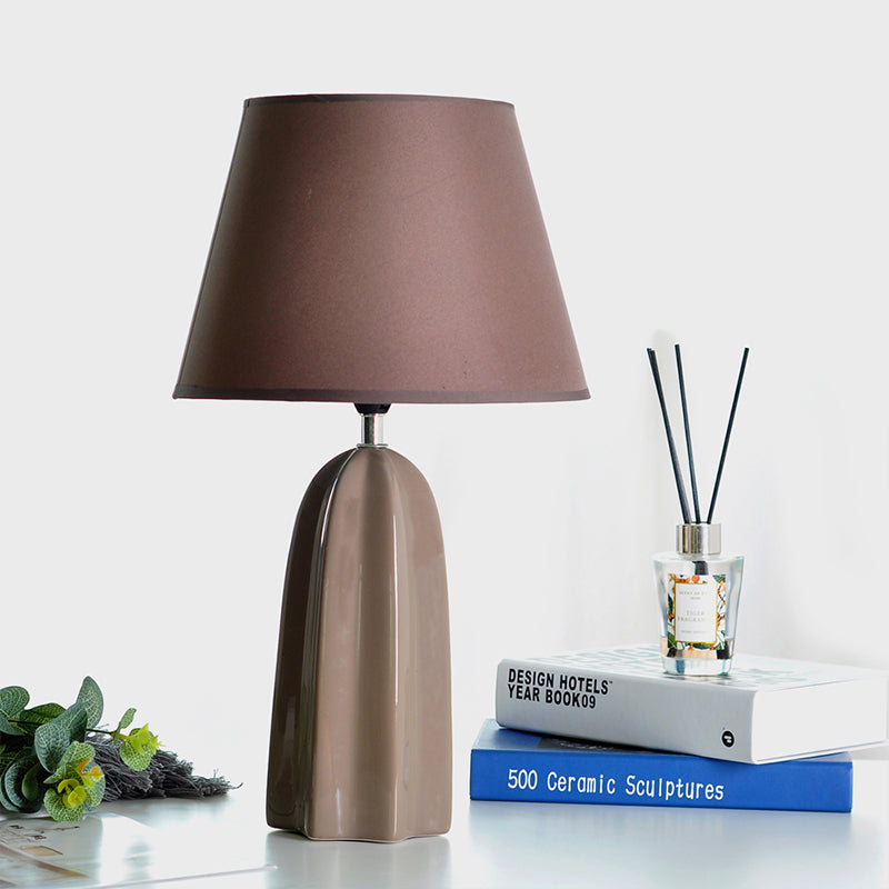 Beige/Braun 1 Kopf Tischlampe Traditioneller Stil Stoff Konische Schirm Tischlicht für das Arbeitszimmer
